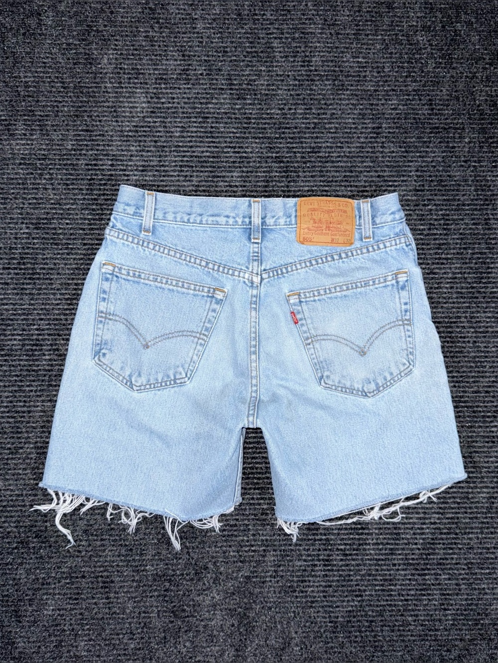 Vintage Levi’s 505 Cutoff Denim Mid Thigh Shorts Sz 30 Distressed Light Wash
